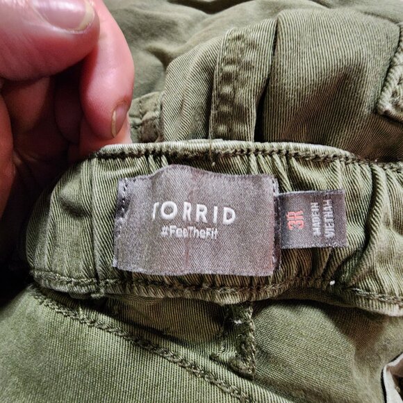 Torrid Olive Green Cargo Jogger Pants Size 3R Elastic Waist Drawstring Pockets W - Picture 3 of 3